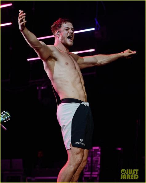 Dan Reynolds Shows Off Body Transformation With Shirtless。